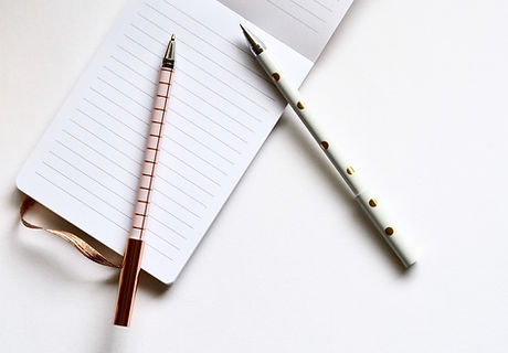 Deux stylos sur ordinateur portable