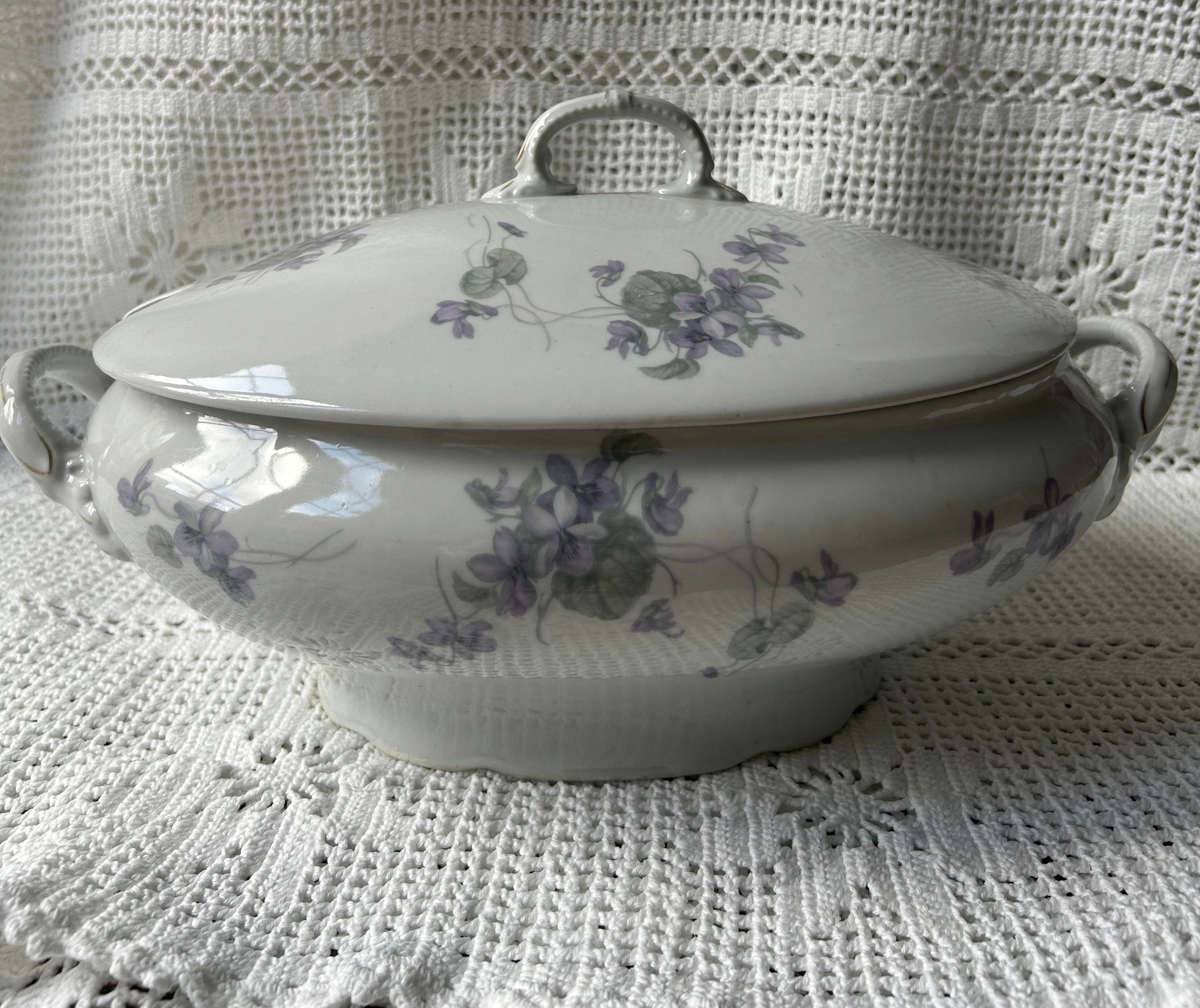 Mooie witte terrine met paarse bloemen