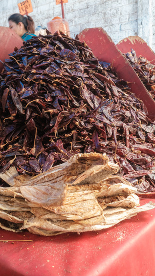 Chiles secos y pescado seco a la venta en el mercado de Ozumba