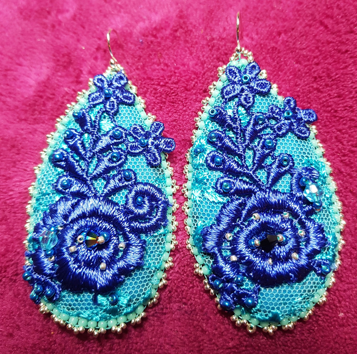 Boucles d'oreilles sur dentelle vintage