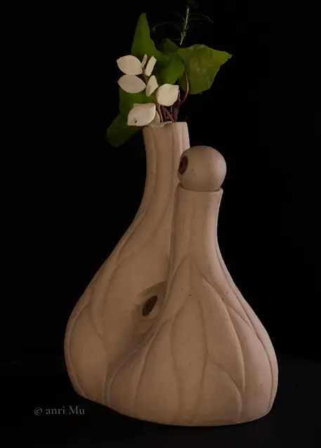 anriMu_sculpture_The Gazing Vessel_A full view of the side, showing flowers arranged in it.
