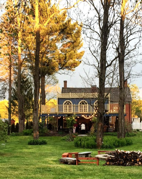 k breakfast &  Farmhouse Elegant Inn  Breakfast Stone ElmRock Bed
