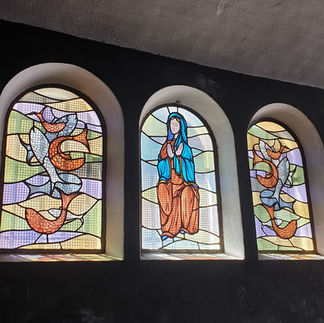 Vitraux à la chapelle Notre-Dame-de-la-Salette.