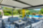 Une pergola bioclimatique équipée d’accessoires.