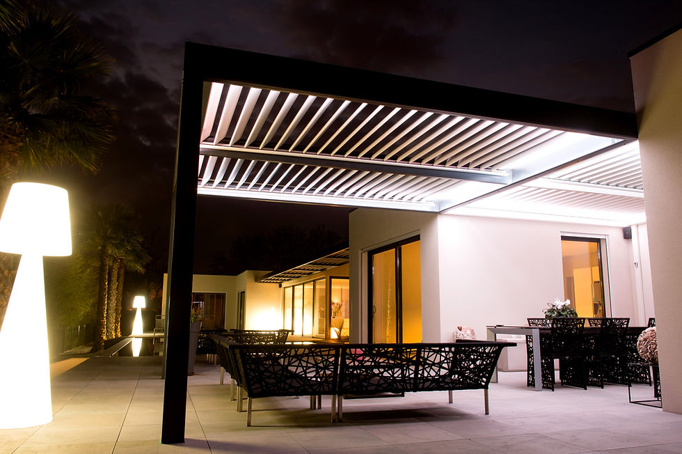 Une pergola bioclimatique éclairée par une bande LED blanc.