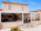 Photo de la pergola bioclimatique sur-mesure avec vitrage Sol Design Solembra sur maison en pierre rénovée de nos clients à Arles, Bouches-du-Rhône, dans le Sud de la France, comme nouvelle pièce de vie en toutes saisons - vue de face