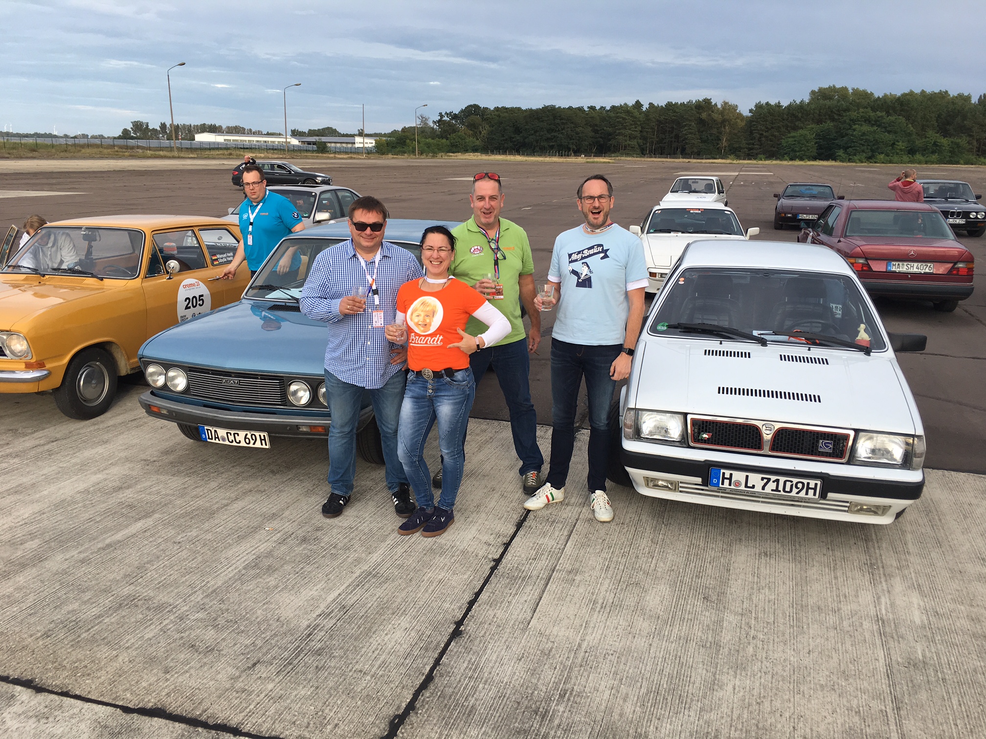 Team auf dem Flugplatz