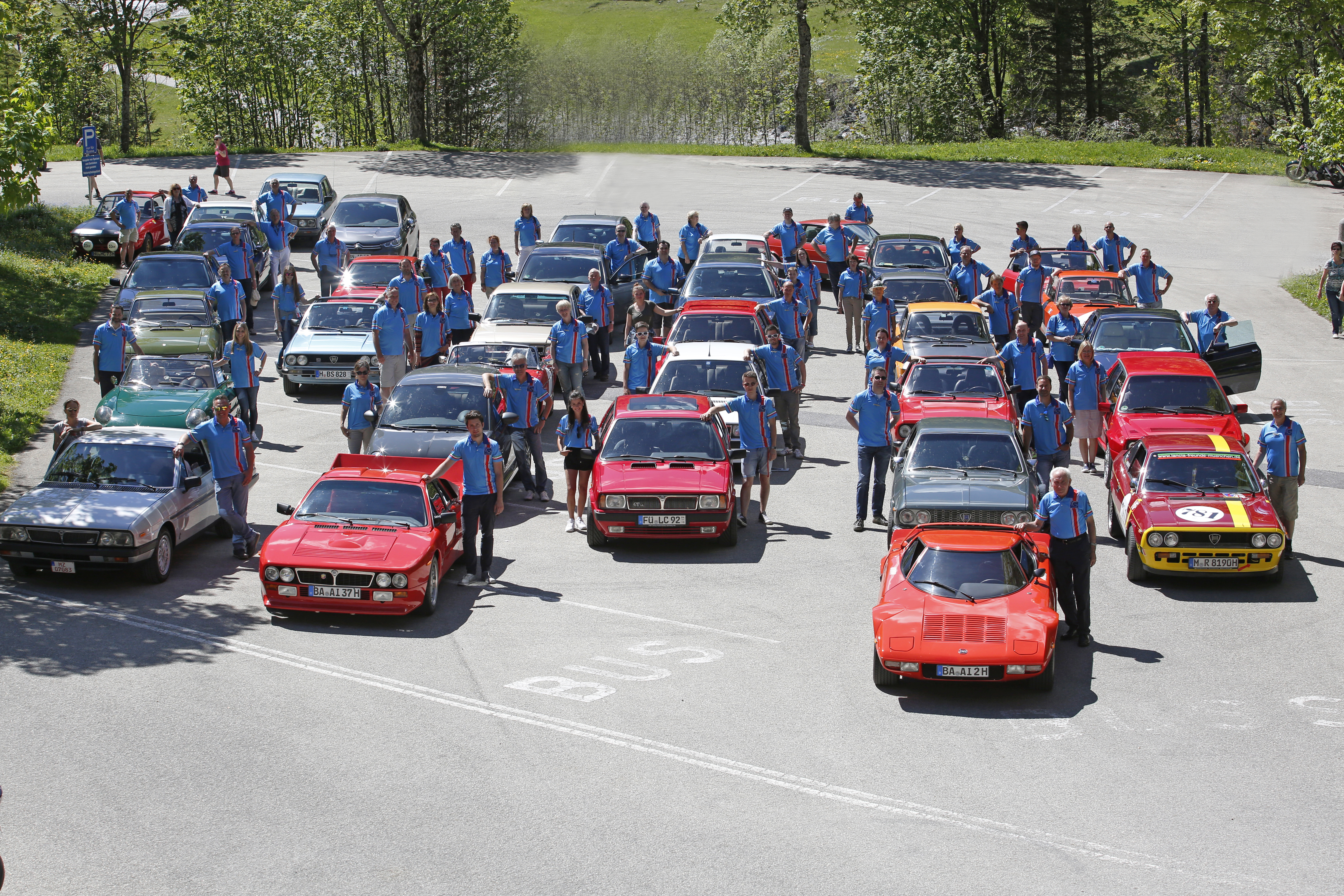 Gruppenfoto mit Autos