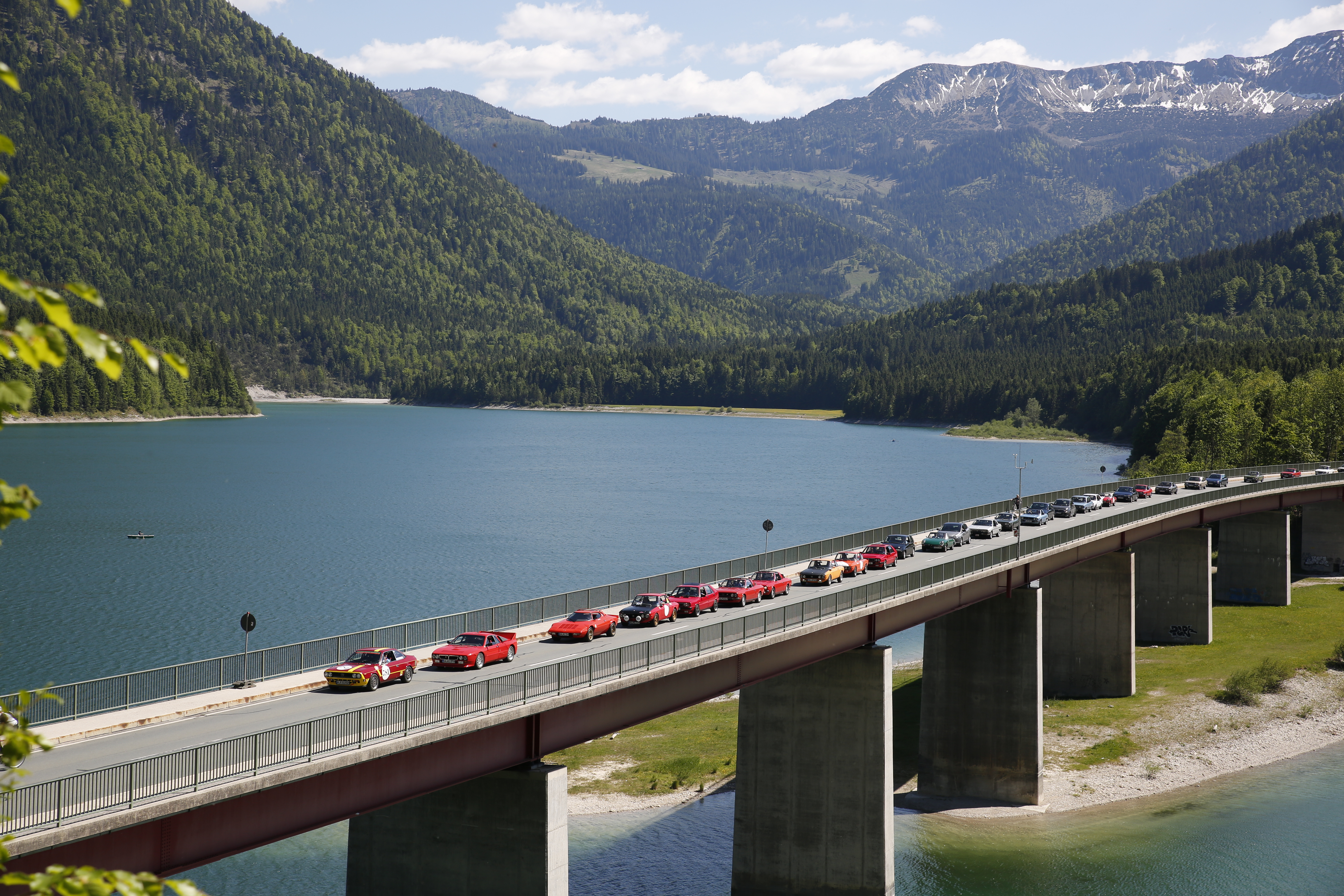 Autos auf der Brücke