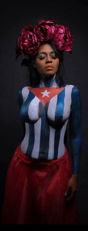 Arte corporal afrocubano con pintura de bandera cubana,flores rojas y expresion solemne.Sanchez la Mora.