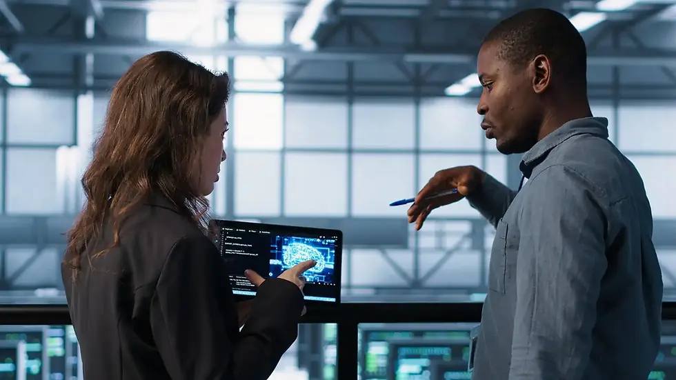 Foto de dois analistas de Quality Assurance (QA) discutindo sobre os resultados dos Testes automatizados vs. Testes manuais do software desenvolvido pela sua empresa.