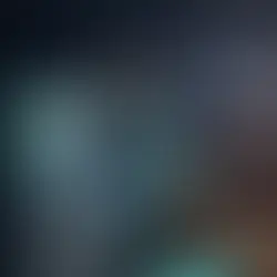 Foto de profissionais analisando gráficos digitais e códigos em tela futurista, representando testes de performance com k6 e otimização de aplicações web.