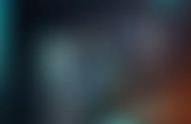 Foto de profissionais analisando gráficos digitais e códigos em tela futurista, representando testes de performance com k6 e otimização de aplicações web.