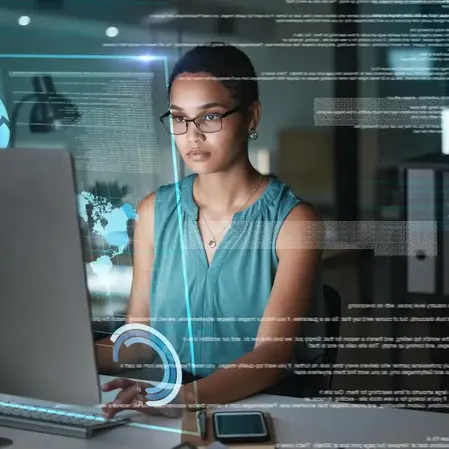 Foto de uma profissional analisando dados com gráficos digitais, com base na coleta fornecida pelo tagueamento, buscando a melhora na experiência do usuário.