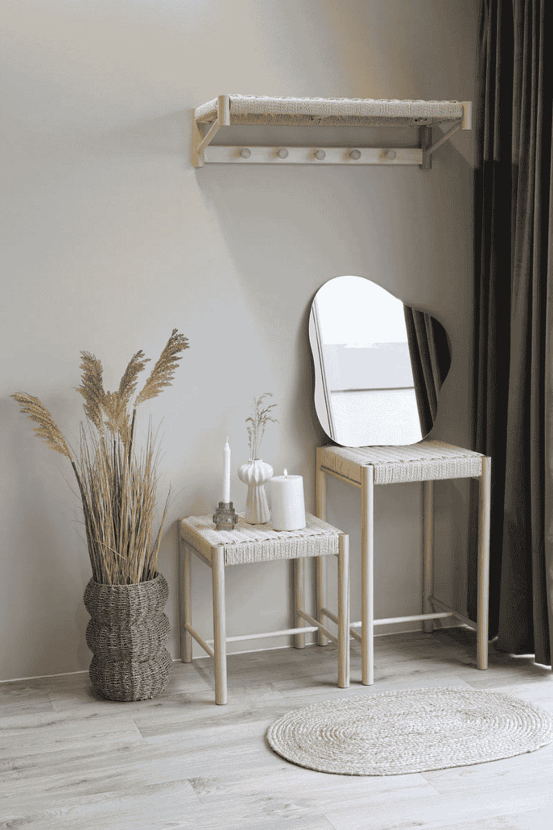 Tabouret en osier et bois de peuplier.