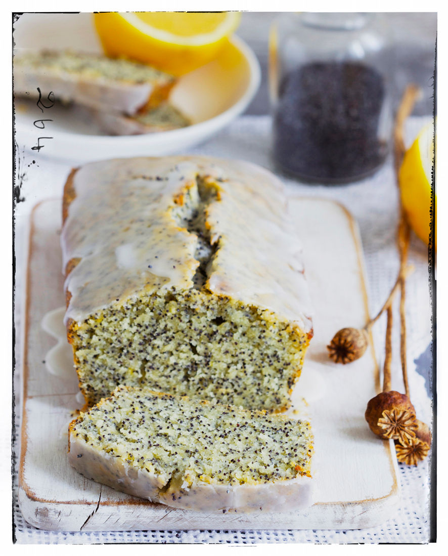 Een cake met maanzaad erdoor en wit glazuur bovenop.