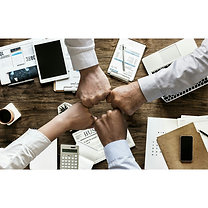 Equipo de trabajo unido, demostrando colaboración