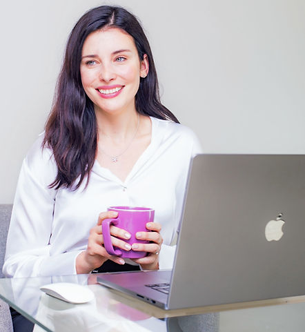 Retrato de psicóloga brasilera sonriente, disponible para sesiones online y presenciales en Santiago - Chile.