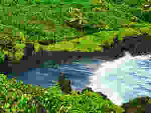 Wainapanapa black sand beach