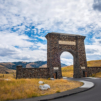roosevelt-arch-yellowstone-national-park-gardiner-montana-jeffrey-ross.jpg