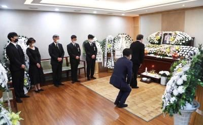Funeral home in Korea Seoul traditions and etiquette bowing 
