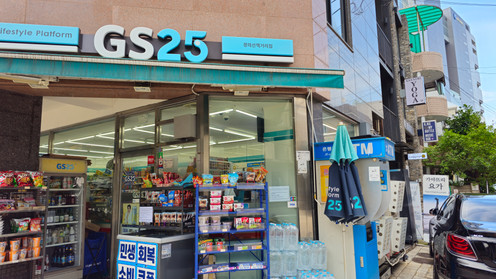 1-minute walk from Exit 7 or Exit 6 of Hongik University