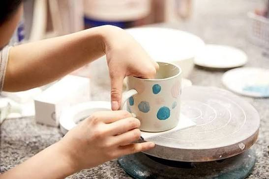 Instead of meeting people in clubs, many are joining communities centered around shared interests.
Popular hobby groups include:
Photography walks
Hiking clubs
Pottery classes