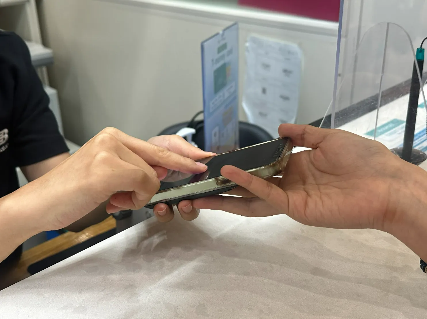 pickup location (KT Roaming Center or CU Convenience Store