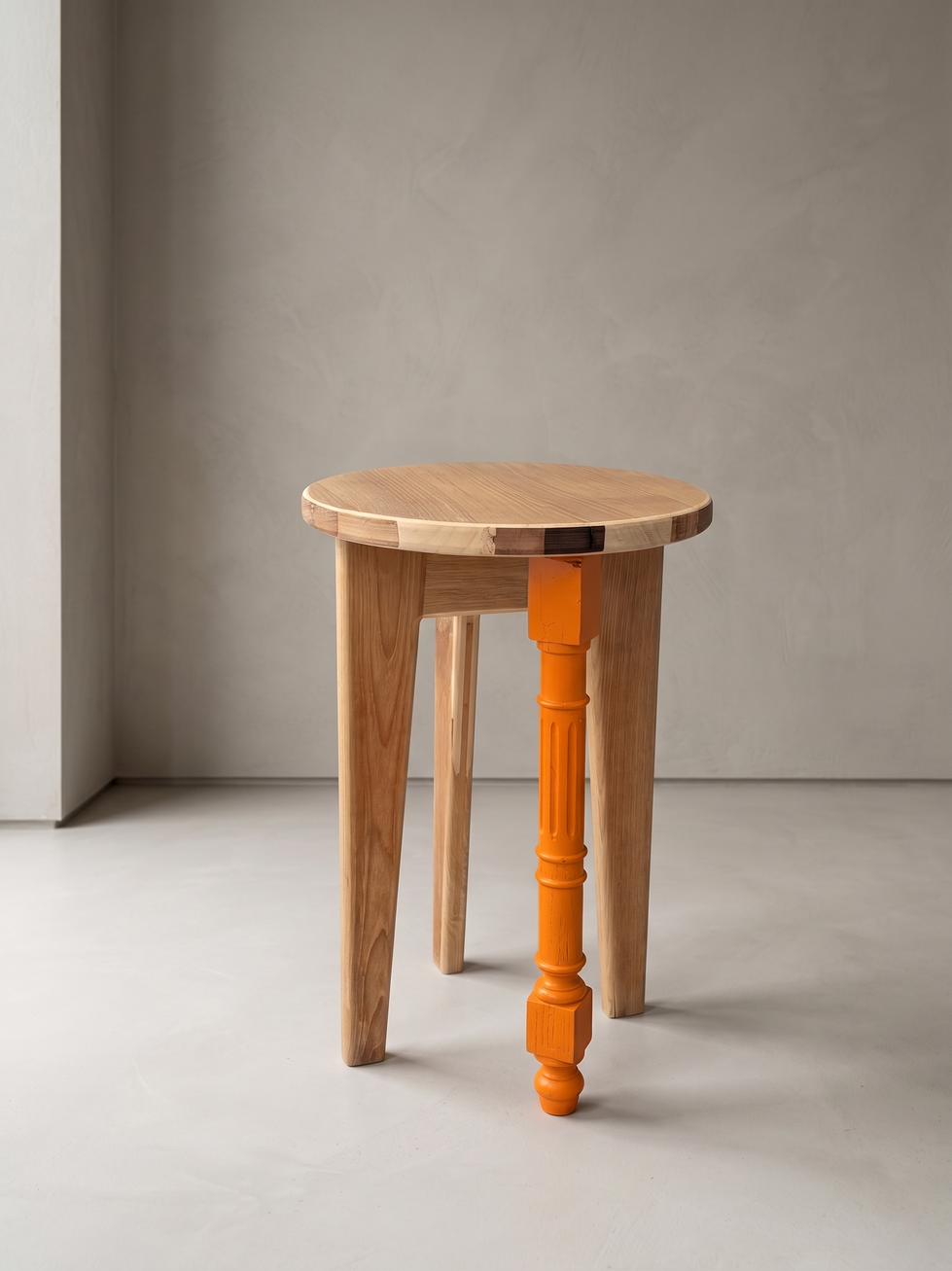 Tabouret 003 conçu par Manon Alves à partir de panneaux d’armoires et de pieds de chaises réemployés