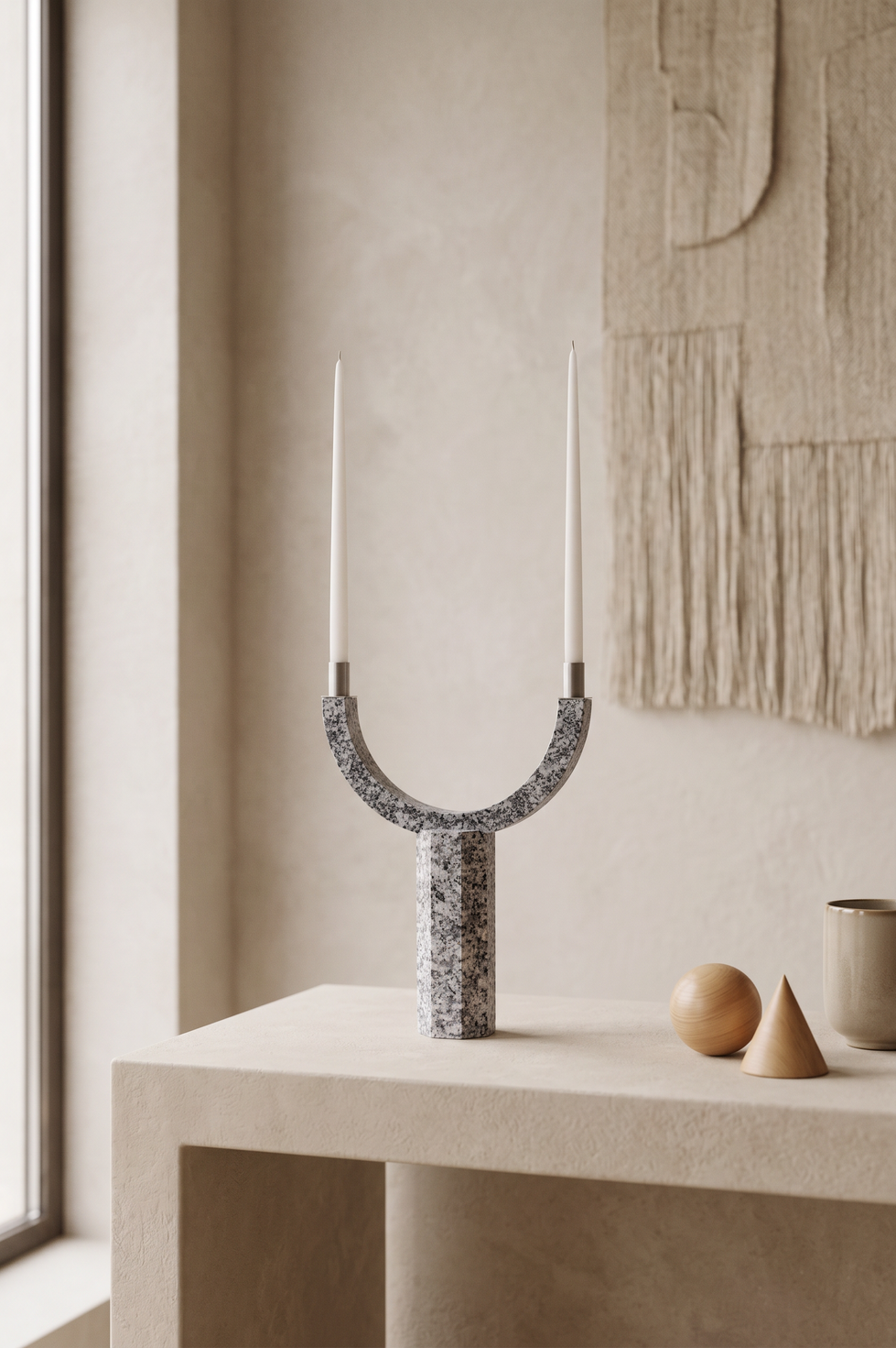 Vue de face du chandelier ARC en granit avec sa forme arquée