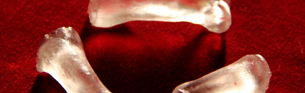 knucklebones (game pieces for divination)