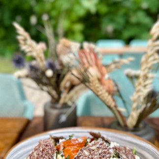 Illatos bulgur saláta karamellizált sárgabarackkal, zöldfűszeres kecskesajttal