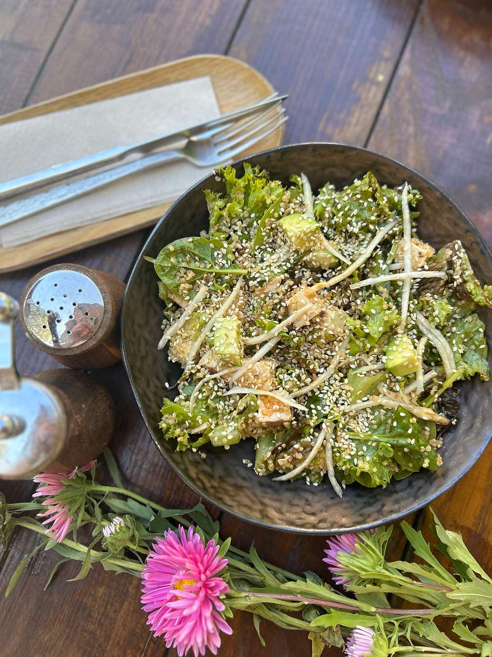 Csípős ázsiai quinoa pirított tofuval  