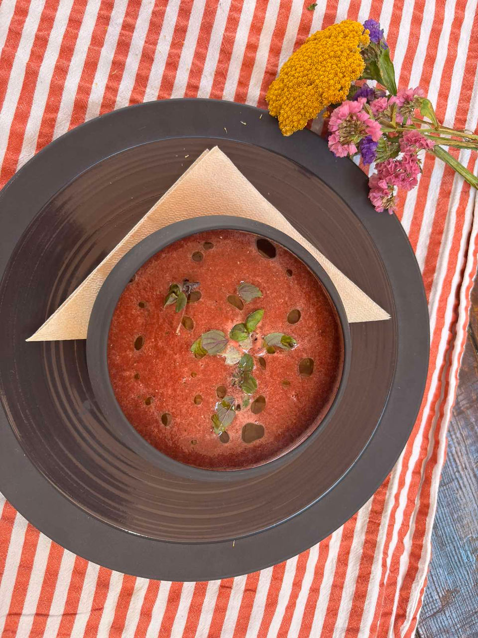 Dinnye gazpacho málnaragúval 