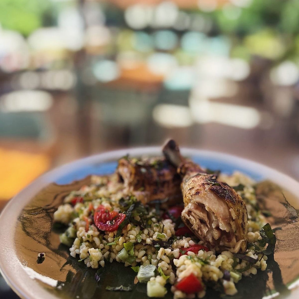 Sült csirkecomb, tabouleh, tzatziki 
