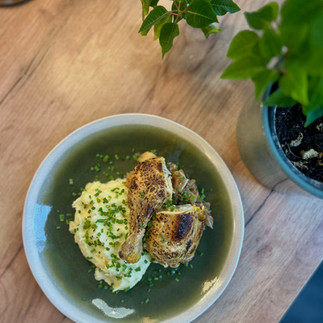 Sült csirkecomb, burgonyapüré, karamellizált körte ragu