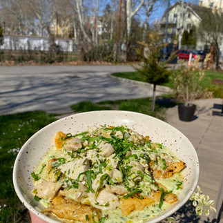 Medvehagymás csirkeragu pirított galuskával