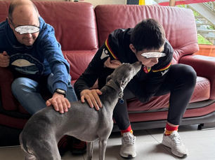 Après midi dans le groupe au foyer de vie Bernard Pasnier Mizuiro fait plein de bisous