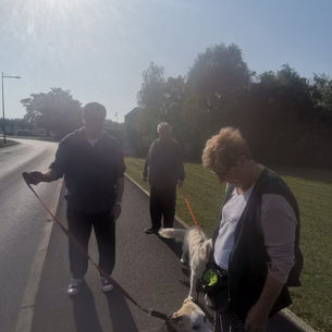 Promenade dans le village avec l’association Le cœur sur la patte pour les résidents des Godenettes