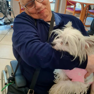 Les animaux de l’association » Le cœur sur la patte » sont venus nous rendre visite. Le contact avec les chiens et les chats est toujours apprécié. Un moment de joie et de partage toujours très a...