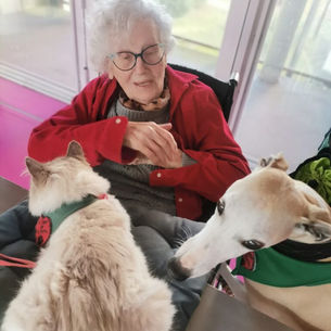 Les résidents des Godenettes profitent des derniers rayons de soleil pour se promener dans le village avec Michele bénévole de l’association Le coeur sur la patte