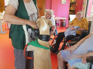 COEUR sur la patte a la résidence Les Godenettes pour le grand plaisir des résidents