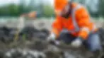 Ouvrier entrain de faire une étude de sols