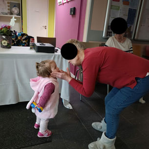 Un instant suspendu entre cette résidente du Foyer Notre Dame Asrl et Gabie