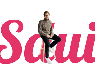 Daniel Zacharias im Vordergrund und im Hintergrund das Logo von Sdui
