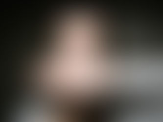 Mulher com um falso sorriso por causa de uma relacionamento abusivo