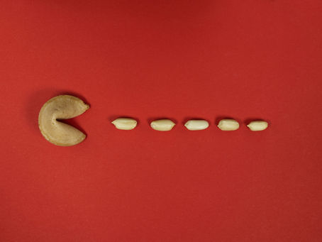 Descubra como a psicanálise compreende a compulsão alimentar, suas causas emocionais e como a terapia pode ajudar no tratamento.