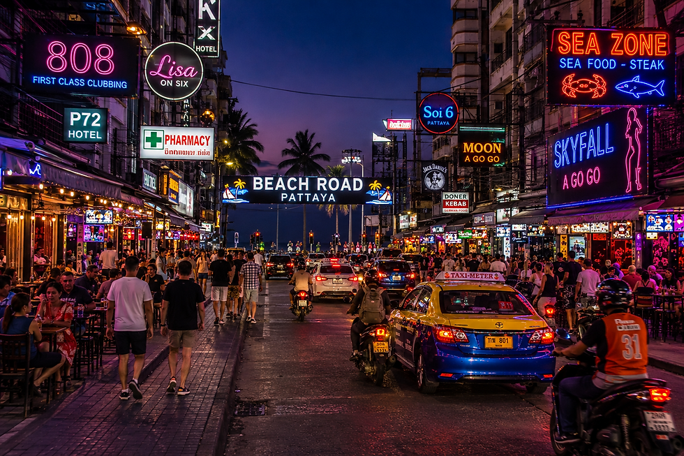Alt text: Walking safely around Soi 6 Pattaya near Beach Road and Central Pattaya nightlife