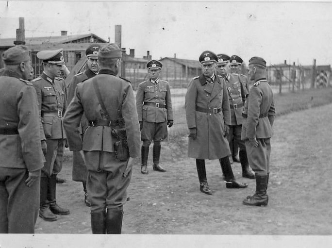 Officiers allemands venant inspecter un Stalag