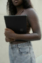 Mujer joven con producto microsoft